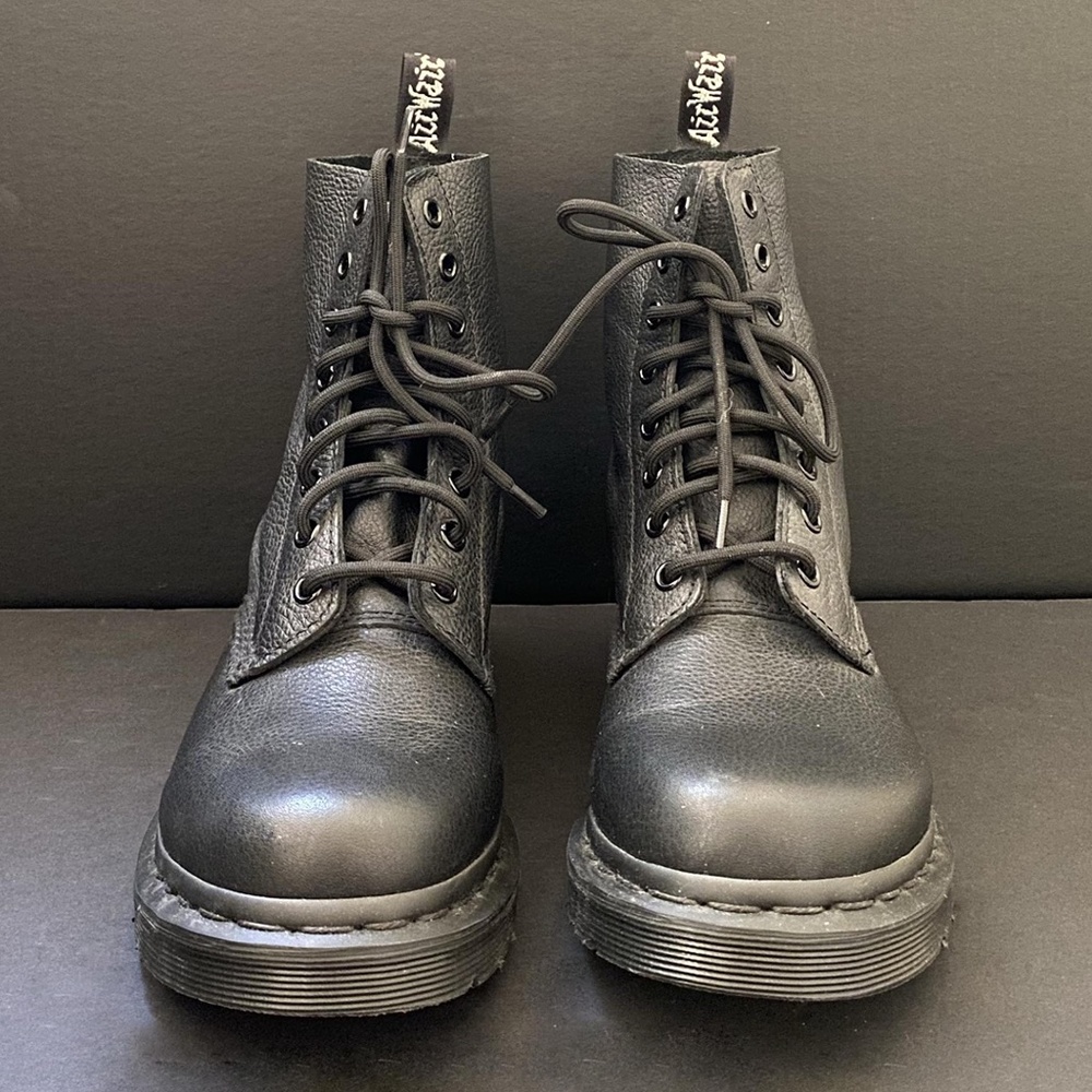 Black 8 eye Doc Martens